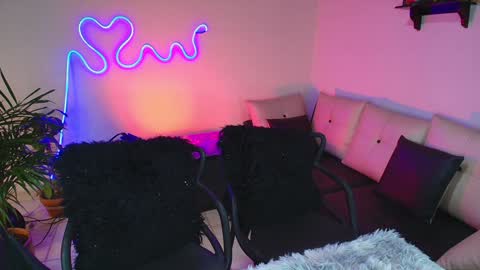 Snapshot of jules_n_gia chatting on 28, 1, 2025 Jules and Gia online show from 28, 1, 2025