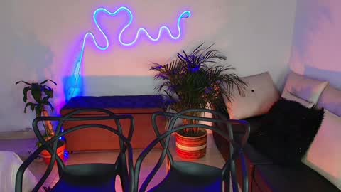 Snapshot of jules_n_gia chatting on 2, 2, 2025 Jules and Gia online show from 2, 2, 2025