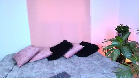 Snapshot of jules_n_gia chatting on 1, 11, 2025 Jules and Gia online show from 1, 11, 2025