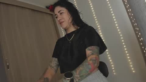 Juli Modelo Independiente online show from 27, 3, 2026