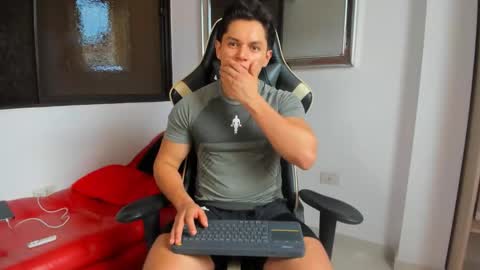 julian_wallace online show from 25, 2, 2026