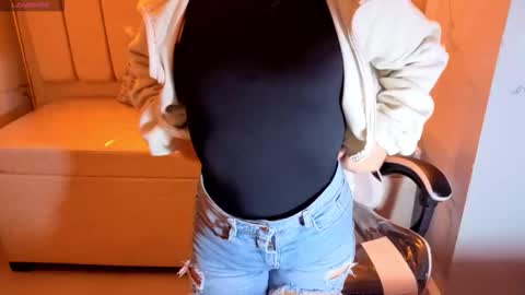 Snapshot of juliana_tx chatting on 4, 12, 2025 Online 2200 to 600 online show from 4, 12, 2025