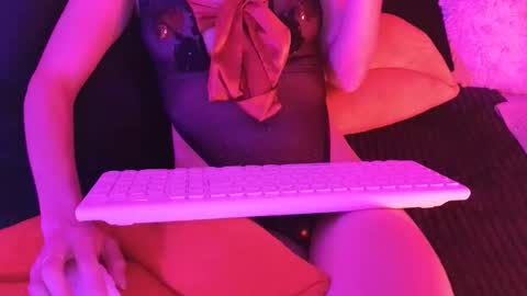 Snapshot of julie13tuyo chatting on 4, 12, 2025 Julie-Game online show from 4, 12, 2025