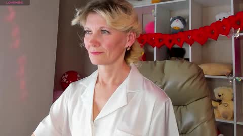 Julie Lucasss online show from 14, 2, 2026