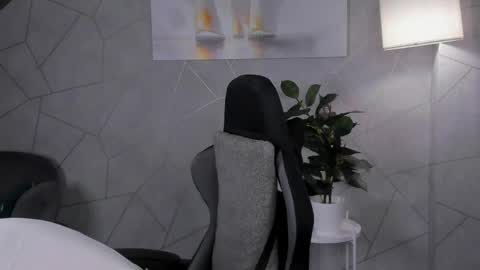 Julie Lucasss online show from 21, 5, 2026