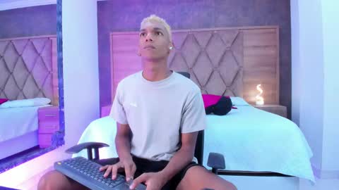 Snapshot of juliensaint_ chatting on 8, 10, 2025 Julien online show from 8, 10, 2025