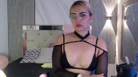 julieta__fox_ online show from 17, 5, 2026