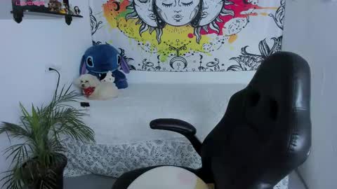 Snapshot of just_katiex chatting on 5, 12, 2025 Sofia online show from 5, 12, 2025