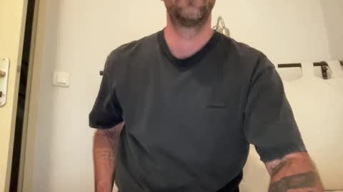 Snapshot of justmeandyou00 chatting on 14, 11, 2025 justmeandyou00 online show from 14, 11, 2025