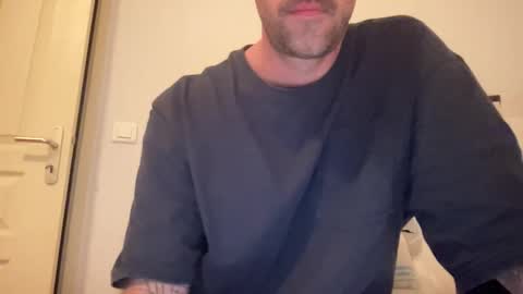 Snapshot of justmeandyou00 chatting on 17, 12, 2025 justmeandyou00 online show from 17, 12, 2025