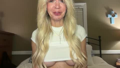 Snapshot of karabearr chatting on 19, 10, 2025 kara online show from 19, 10, 2025