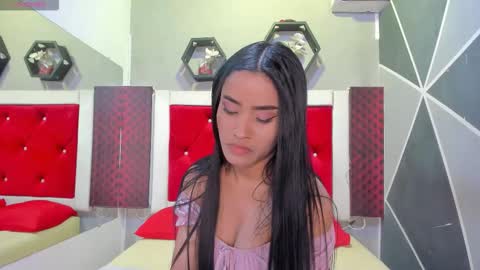 Snapshot of karoll014 chatting on 25, 11, 2025 Karol online show from 25, 11, 2025