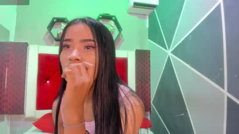 Snapshot of karoll014 chatting on 18, 12, 2025 Karol online show from 18, 12, 2025