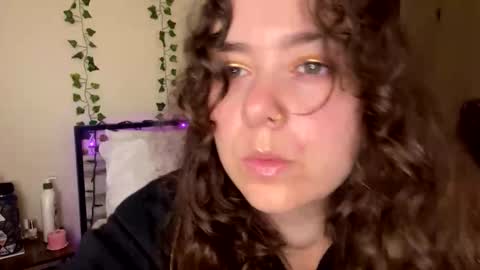 Snapshot of katxxgolding chatting on 17, 12, 2025 Princesse Kat online show from 17, 12, 2025