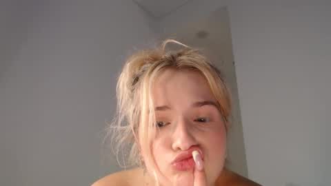 Snapshot of kaylaaaa111 chatting on 9, 2, 2025 khaleesi online show from 9, 2, 2025