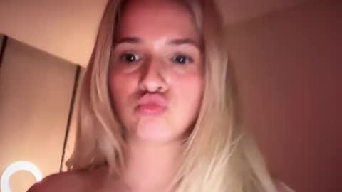 Snapshot of kaylaaaa111 chatting on 28, 10, 2025 khaleesi online show from 28, 10, 2025