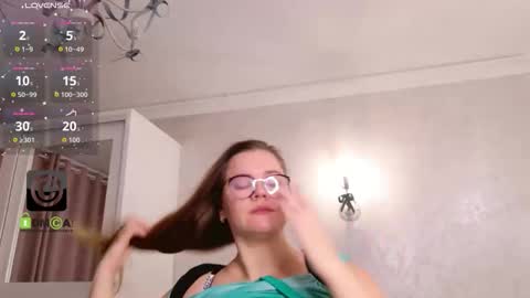 Snapshot of kellielowie chatting on 5, 12, 2025 kellielowie online show from 5, 12, 2025