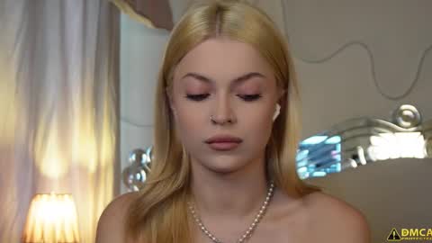 Snapshot of kelly_peachpiee chatting on 22, 10, 2025 Kelly online show from 22, 10, 2025