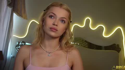 Snapshot of kelly_peachpiee chatting on 5, 11, 2025 Kelly online show from 5, 11, 2025