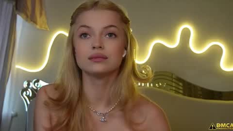 Snapshot of kelly_peachpiee chatting on 6, 11, 2025 Kelly online show from 6, 11, 2025