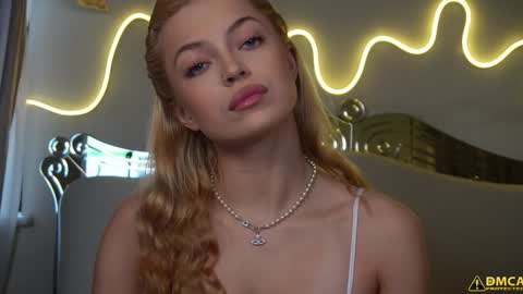 Snapshot of kelly_peachpiee chatting on 8, 11, 2025 Kelly online show from 8, 11, 2025