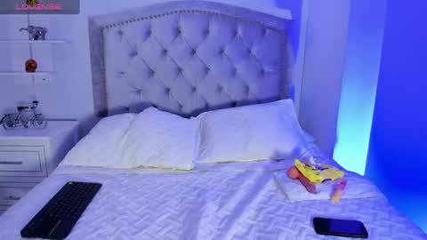 kellyMillian  online show from 25, 1, 2025