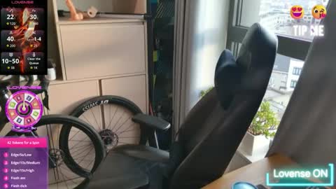 Snapshot of ken_davids chatting on 21, 12, 2025 KenD online show from 21, 12, 2025