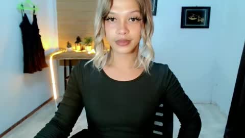 kendra_lunaxx online show from 18, 5, 2026