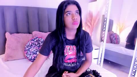 kendrachavez_ online show from 17, 11, 2025