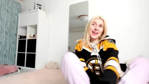 Snapshot of kenziedawton chatting on 6, 12, 2024 Kenzie online show from 6, 12, 2024