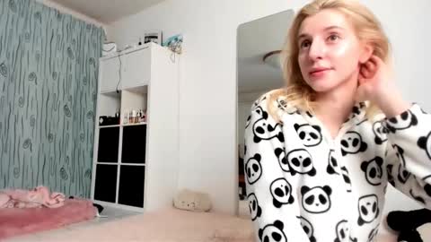 Snapshot of kenziedawton chatting on 11, 1, 2025 Kenzie online show from 11, 1, 2025