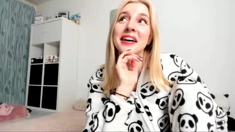 Snapshot of kenziedawton chatting on 3, 2, 2025 Kenzie online show from 3, 2, 2025