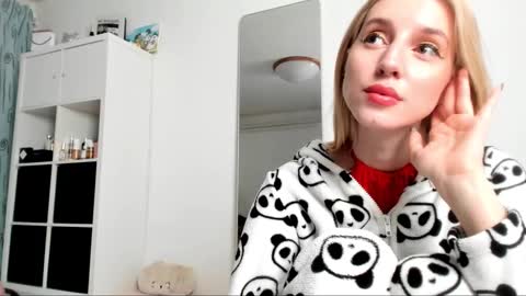 Snapshot of kenziedawton chatting on 5, 2, 2025 Kenzie online show from 5, 2, 2025