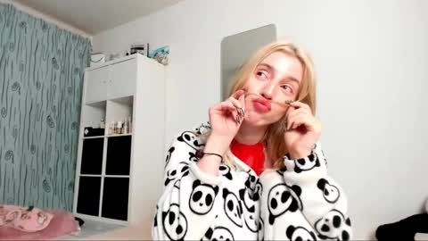 Snapshot of kenziedawton chatting on 8, 2, 2025 Kenzie online show from 8, 2, 2025