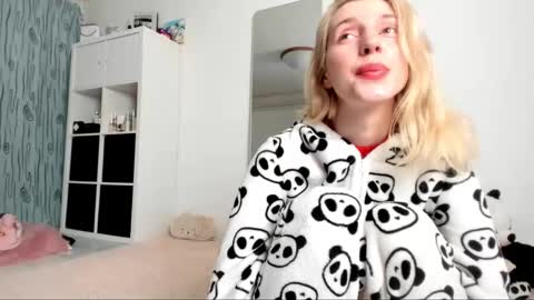 Snapshot of kenziedawton chatting on 9, 2, 2025 Kenzie online show from 9, 2, 2025
