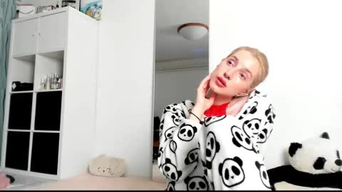 Snapshot of kenziedawton chatting on 8, 3, 2025 Kenzie online show from 8, 3, 2025