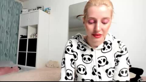 Snapshot of kenziedawton chatting on 9, 3, 2025 Kenzie online show from 9, 3, 2025