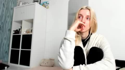 Snapshot of kenziedawton chatting on 21, 9, 2025 Kenzie online show from 21, 9, 2025
