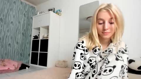 Snapshot of kenziedawton chatting on 6, 10, 2025 Kenzie online show from 6, 10, 2025