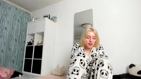 Snapshot of kenziedawton chatting on 9, 10, 2025 Kenzie online show from 9, 10, 2025