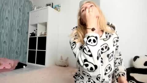 Snapshot of kenziedawton chatting on 11, 10, 2025 Kenzie online show from 11, 10, 2025