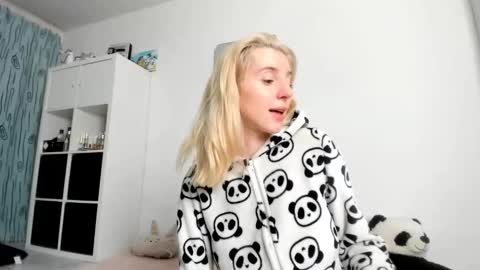 Snapshot of kenziedawton chatting on 12, 10, 2025 Kenzie online show from 12, 10, 2025