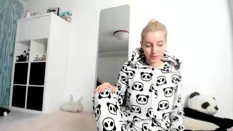 Snapshot of kenziedawton chatting on 13, 10, 2025 Kenzie online show from 13, 10, 2025