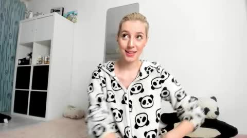 Snapshot of kenziedawton chatting on 18, 10, 2025 Kenzie online show from 18, 10, 2025