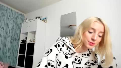 Snapshot of kenziedawton chatting on 19, 10, 2025 Kenzie online show from 19, 10, 2025