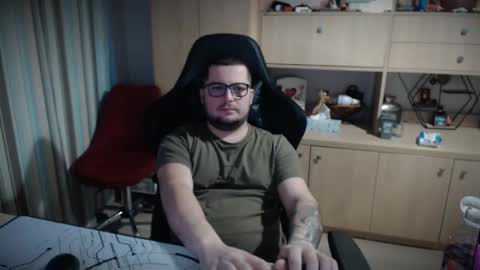 Snapshot of kevinnlovely95 chatting on 16, 12, 2025 Kevinn online show from 16, 12, 2025