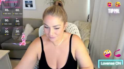 Snapshot of kierareines chatting on 4, 10, 2025 Kiera Reines online show from 4, 10, 2025