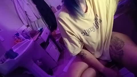 kikilovespartylights online show from 16, 4, 2026