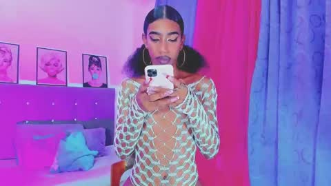 Snapshot of kimberly_thompsom chatting on 2, 2, 2025 Your Queen KIM online show from 2, 2, 2025