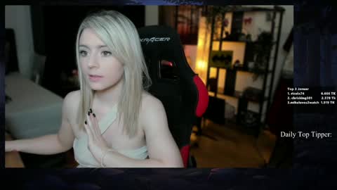 Snapshot of kimilee22 chatting on 25, 1, 2025 Wolfs Girl online show from 25, 1, 2025